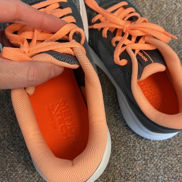 Reebok Memory Tech Sneaker 7 1/2 - Picture 3 of 5